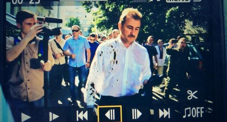 Экс-главу КГГА Попова после суда облили йодом (фото, видео)