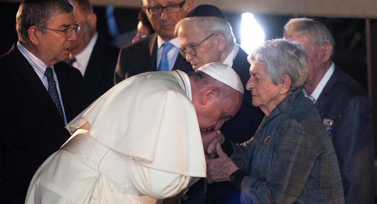 Папа Франциск поцеловал руки тем, кто пережил Холокост
