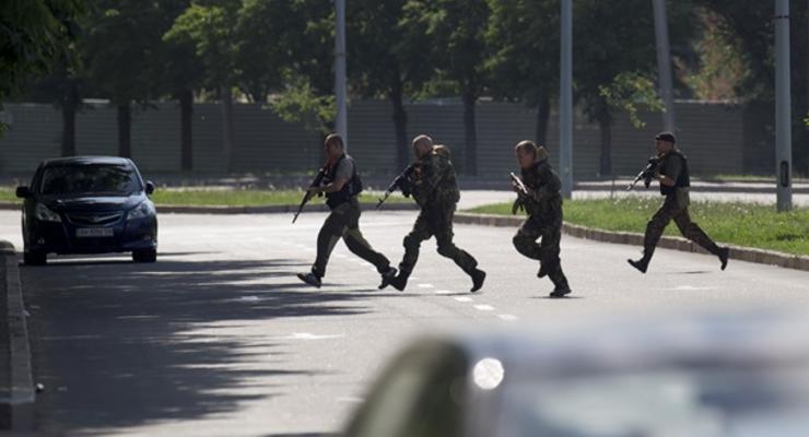 АТО в Донецке: перестрелка у военкомата, мэр попросил не выходить из дома