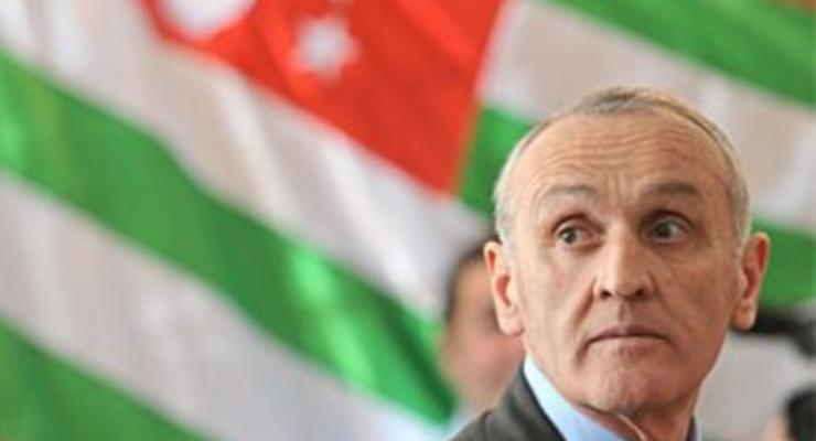 В Абхазии созывается экстренное заседание парламента