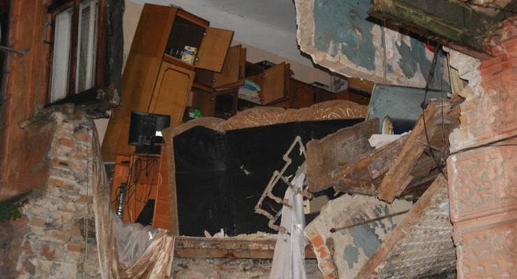 В Тернополе после ливня обрушился жилой дом (видео)