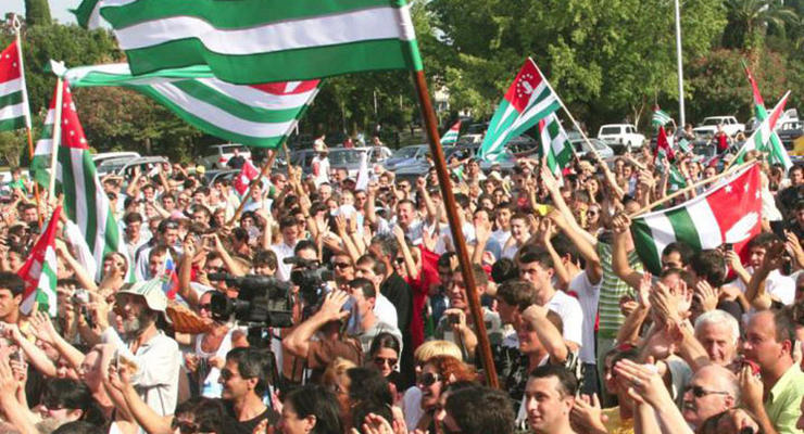 В столице Абхазии проходит многотысячный митинг в поддержку президента