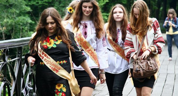 Выпуск 2014: прогулки в вышиванках по Майдану (фото)