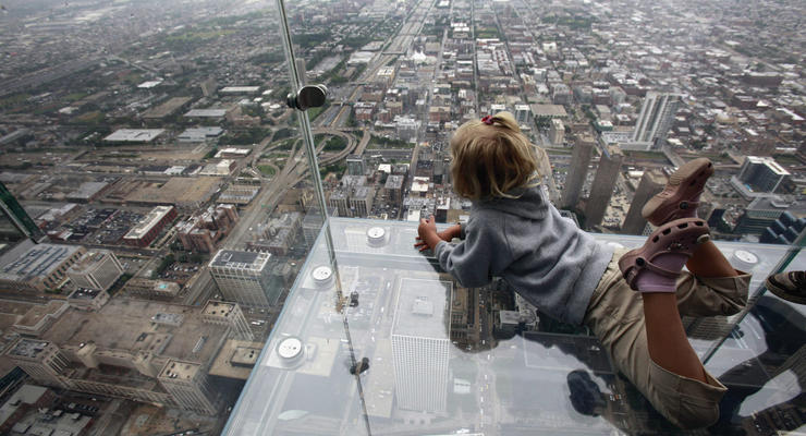 Стеклянный пол смотровой площадки небоскреба треснул под ногами  туристов в Чикаго