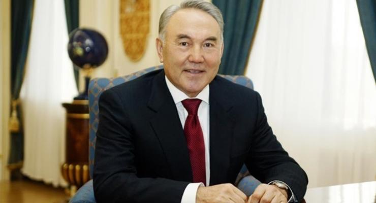 Назарбаев поздравил Порошенко с победой на выборах президента Украины