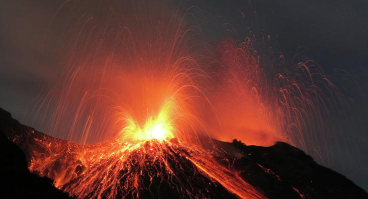 В Индонезии 14 человек пропали без вести из-за извержения вулкана