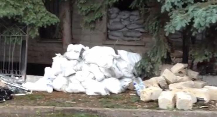 В Торезе Донецкой области взорвали здание местного СБУ (видео)