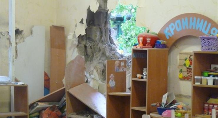 Центр Славянска под обстрелом: снаряд разнес детский сад (фото)