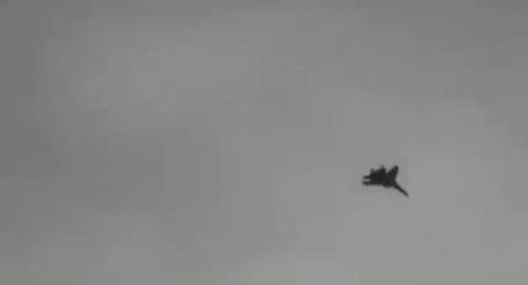Над Луганском летает военная авиация (видео)