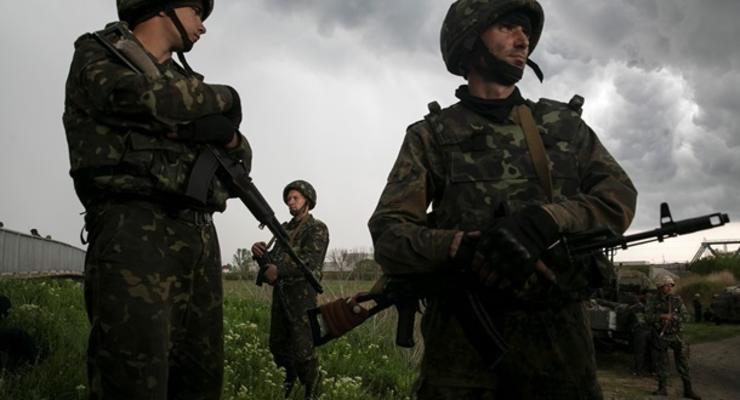 СМИ: Террористы на бронетехнике выдвинулись в сторону аэродрома Краматорска