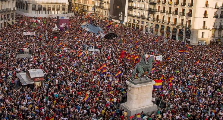 Десятки тысяч испанцев вышли на улицы с требованием референдума