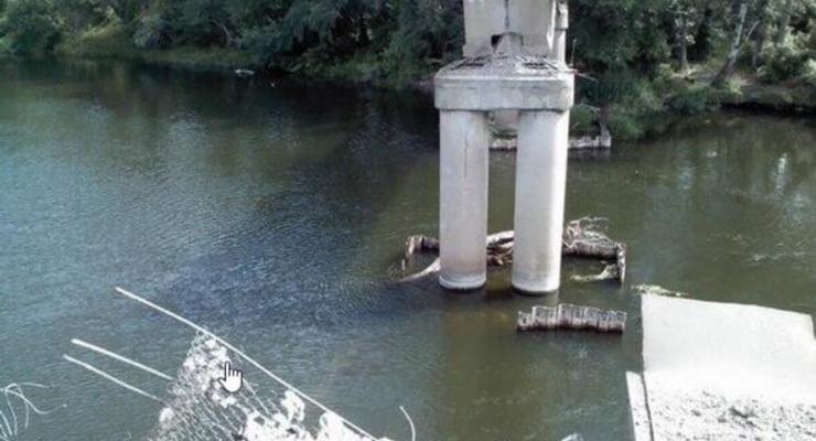 В Лисичанске взорвали железнодорожный мост (фото, видео)