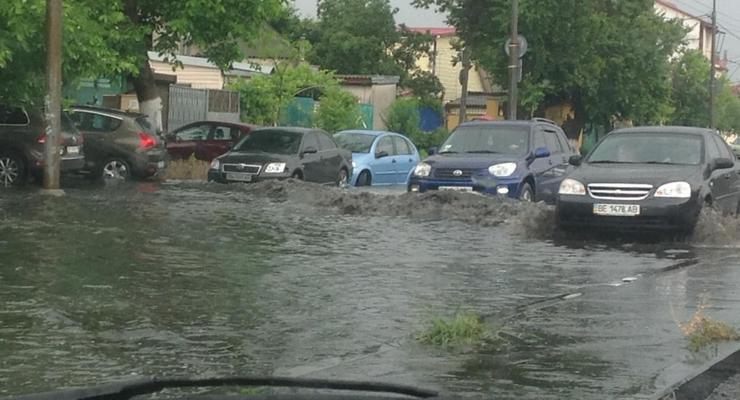 Ливень в Одессе затопил дороги (фото, видео)