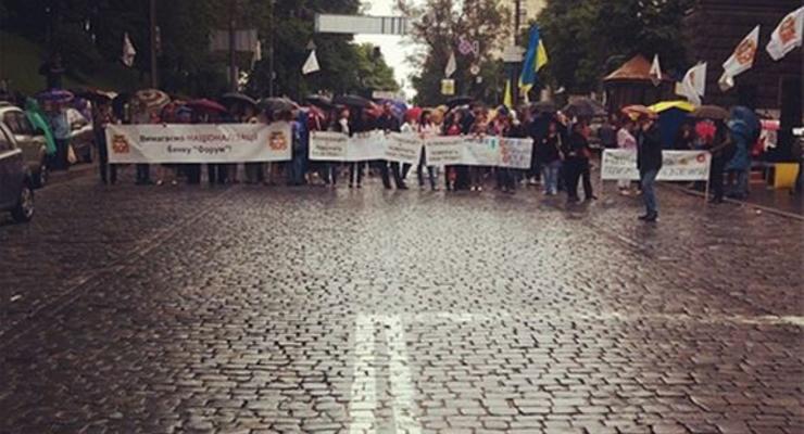 Вкладчики банка Форум заблокировали улицу Грушевского (фото)