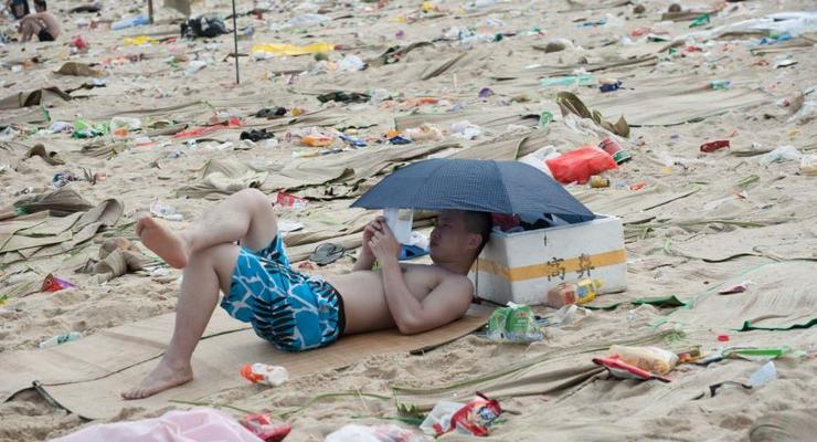 Празднование фестиваля драконьих лодок превратило китайский пляж в мусорную свалку