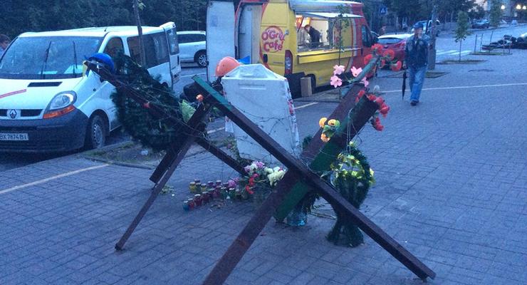 В Киеве на месте гибели Небесной сотни поставили ларьки (фото)