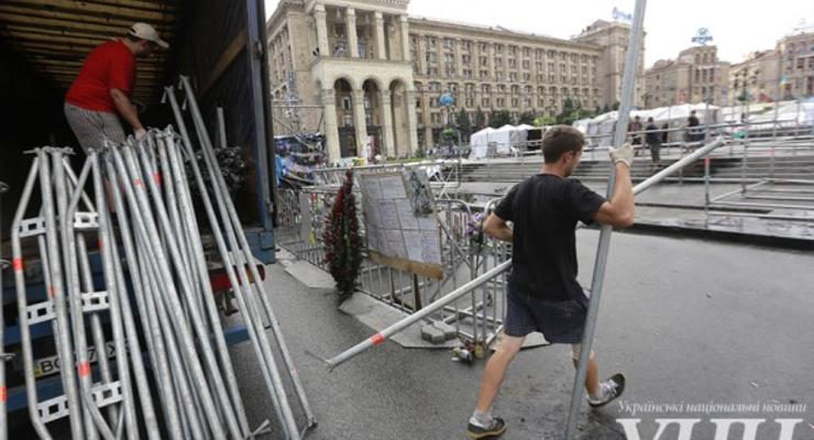 На Майдане в Киеве монтируют новую сцену (фото)