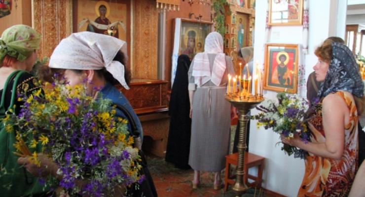 Православные христиане празднуют Троицу