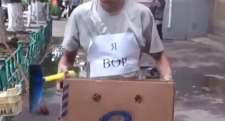 Мародёры убирают улицы Донецка с табличкой «Я – вор»