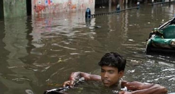 В Индии более 20 студентов смыло волной в реку