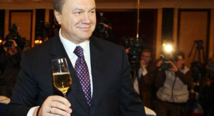 В Межигорье показали алкогольный арсенал Януковича (видео)