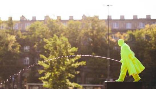 В Польше установили памятник писающему Ленину