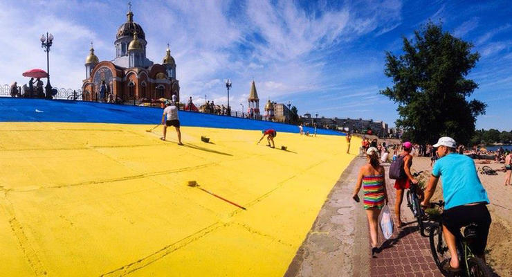 День в фото: Оболонь в цветах Украины и писающий Ленин