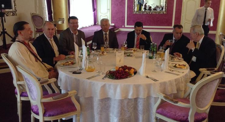 Турчинов собрал политиков на молитвенный завтрак в Раде (фото)