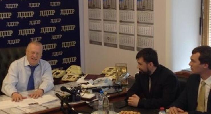 "Чтобы указы подписывали". Жириновский подарил главе ДНР ручку за 175 тысяч