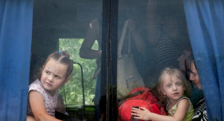 В Снежном вооруженные люди перехватили автобус с детьми