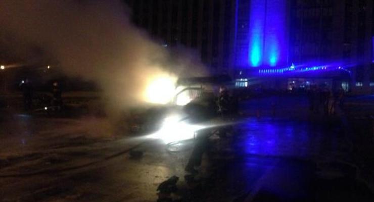 Очередное покушение? У здания Донецкой ОГА взорвали автомобиль Пушилина