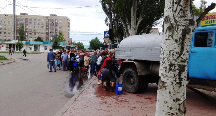 Жители Славянска выстаивают длинные очереди за водой (фото)
