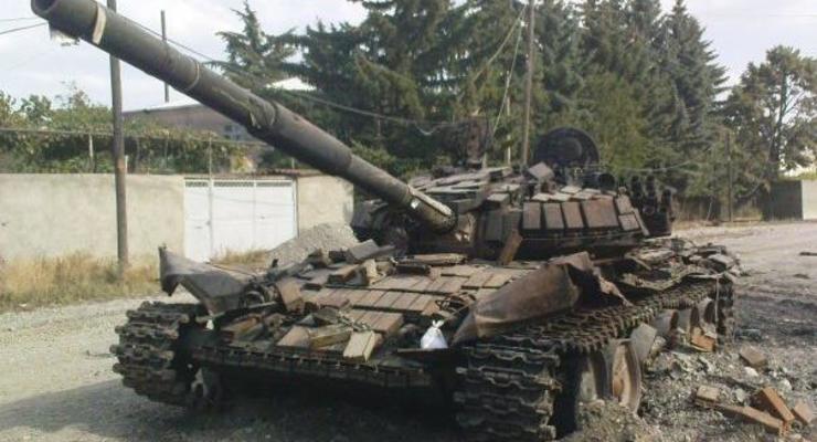 Подбитый в Снежном "российский" танк оказался фейком