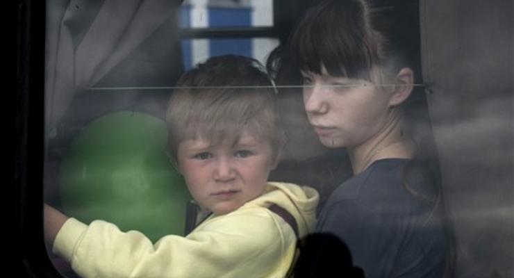 Дети-сироты из Снежного прилетели в Днепропетровск