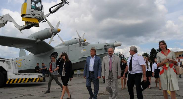 В Киеве открылась выставка аэродромной автотехники
