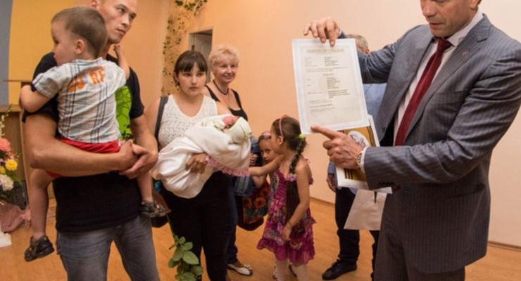 Царев в Донецке выдал свидетельство о рождении "гражданина ДНР"