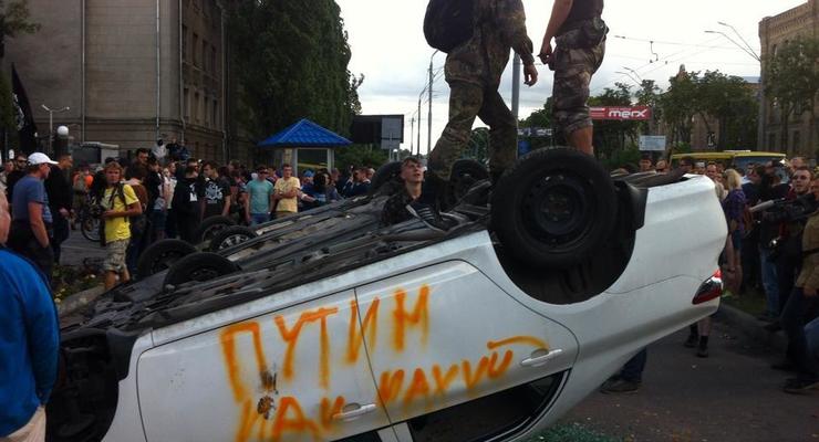 Под посольством РФ в Киеве перевернули машины и сорвали флаг