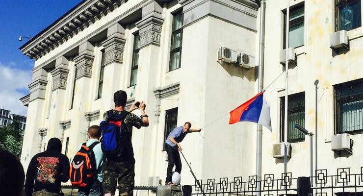 Пикетчики сняли триколор с посольства России в Киеве