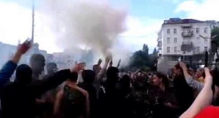 Посольство России в Киеве забрасывают взрывпакетами
