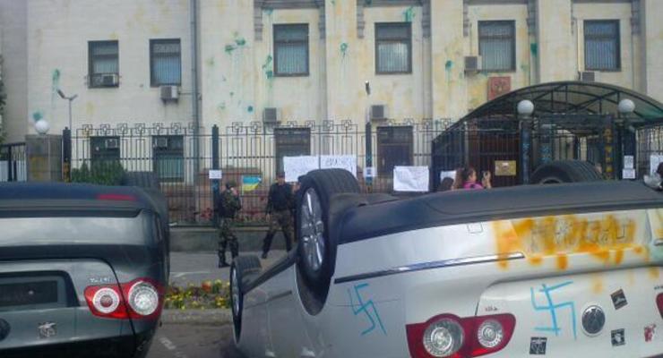 Майдан открестился от погромов под посольством России в Киеве