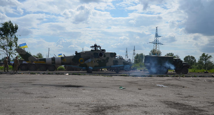 Украинские военные вывезли из Славянска сбитый вертолет Ми-24