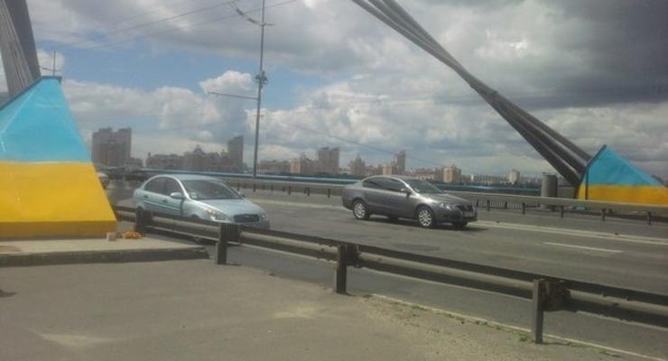 Киевляне раскрасили Московский мост в цвета украинского флага (фото)