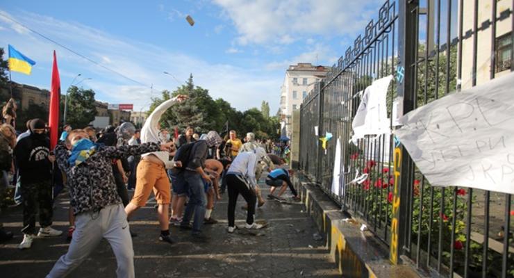 По факту беспорядков у посольства РФ задержаны три человека - МВД