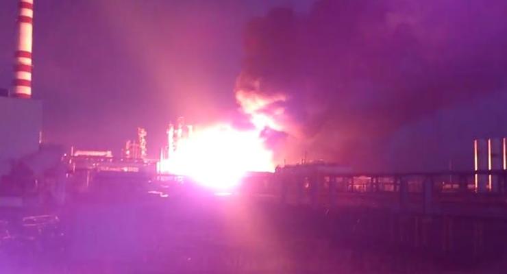 В сети появилось видео пожара на российском НПЗ в Ачинске