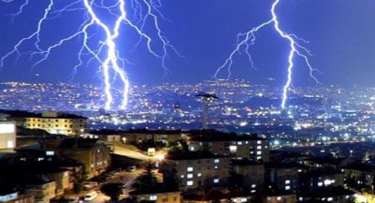 Фотографы запечатлели мощь молнии над Анкарой
