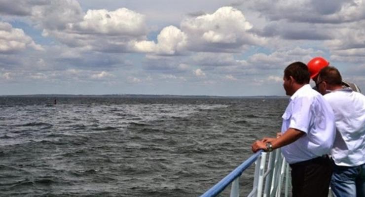 Затонувшее возле Одессы судно загрязняет море нефтепродуктами (фото)