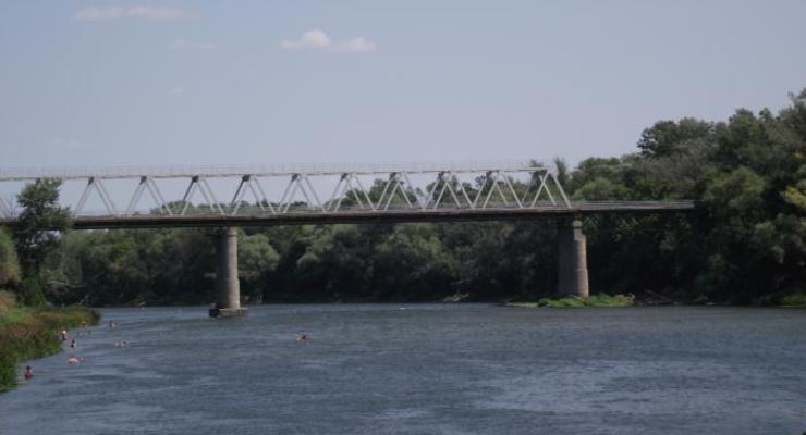 Боевики взорвали мост в Станице Луганской – СМИ