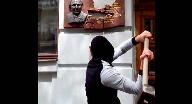 В Одессе вандалы разбили мемориальную доску Щербицкому