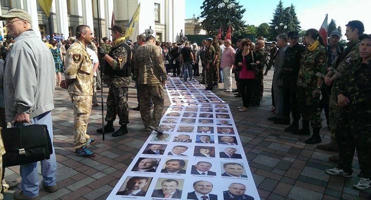 Депутатов заставили идти в Раду через «коридор позора» (фото)