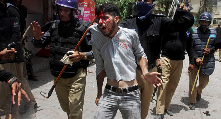 В Пакистане убили протестующих - фото